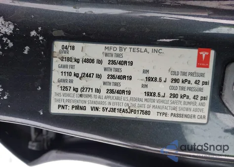 2018 Tesla Model 3 Long Range/Mid Range z USA, uszkodzony, nr VIN 5YJ3E1EA5JF017580